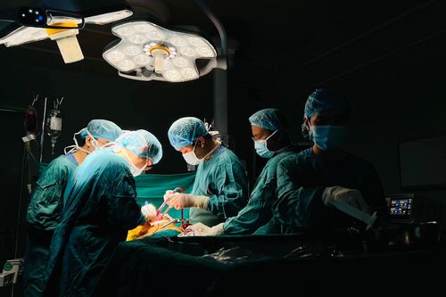 Cô gái hồi sinh từ quả thận của mẹ và 4 giờ căng thẳng trong phòng phẫu thuật