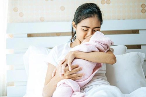 Rước bệnh vì kiêng cữ sau sinh quá mức