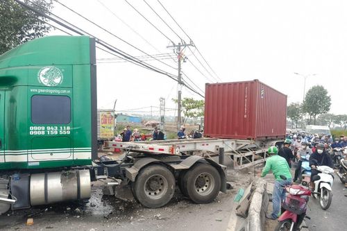 TP.HCM: Xe container húc dải phân cách, tông xe máy khiến 3 người bị thương nặng