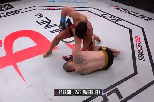 Võ sĩ tung 14 cú đấm liên tiếp hạ knock-out đối thủ