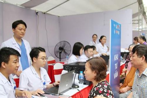 Hơn 1.000 người dân Thủ đô được khám sàng lọc tim mạch, thận