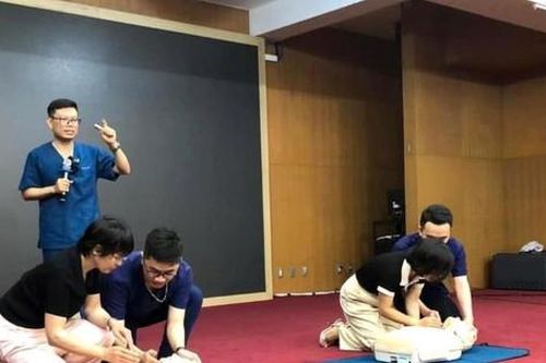 Bác sĩ đầu ngành hướng dẫn cách hồi sinh tim phổi tại cộng đồng