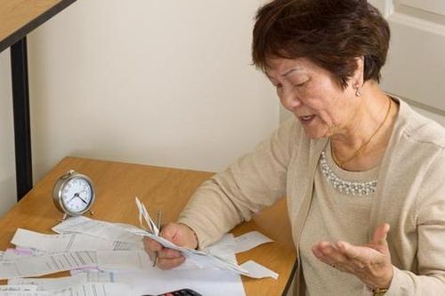 Chăm mẹ chồng 7 năm, nhưng bà mang lương hưu 'biếu' người ngoài: Con dâu gửi mẹ vào viện dưỡng lão
