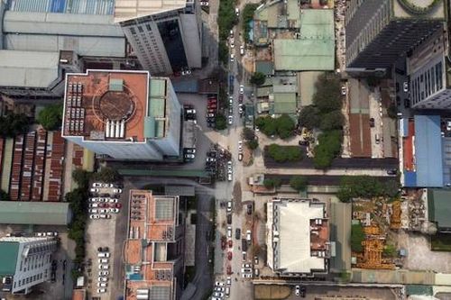 Toàn cảnh Dự án D20 Cầu Giấy lần thứ N nói 'sắp' tái khởi công: Phương tiện 'bon chen', tài xế nín thở lách qua các hố ga