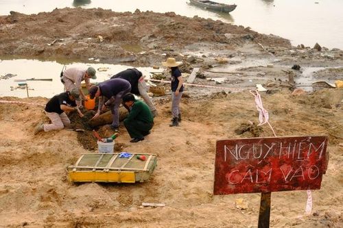 Phát hiện quả bom gần 230kg, có bán kính sát thương khoảng 1km nằm sát bãi biển Nhật Lệ