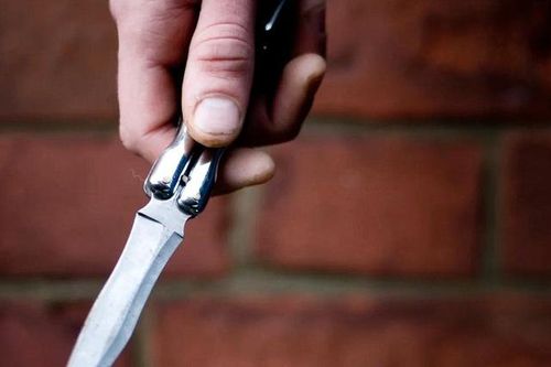 Tạm giữ hình sự người đàn ông đâm vợ hàng xóm tử vong