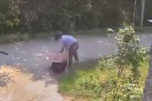 Video người đàn ông đánh 'vợ hờ' tàn bạo giữa đường