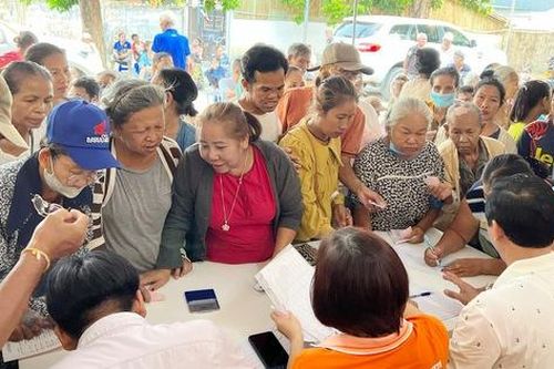 Khám, phát thuốc và tặng quà cho người Việt Nam tại Lào