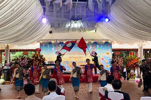 Hòa chung không khí đón năm mới của nhân dân Lào