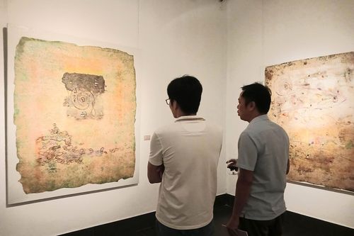 Họa sĩ Hà Nội phiêu du trên giấy giang H'Mông
