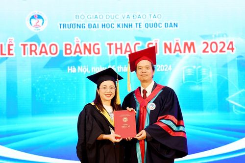 Trường Đại học Kinh tế Quốc dân trao bằng thạc sĩ cho 1.087 học viên