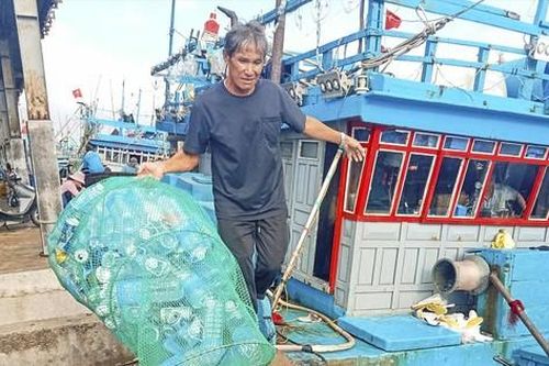 Tàu cá ra khơi mang rác nhựa về bờ