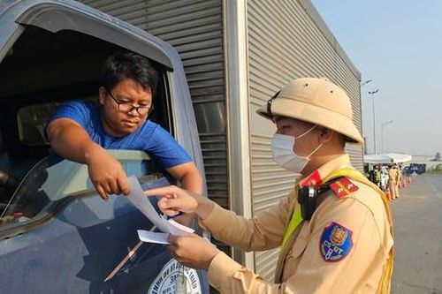 Phương tiện gặp sự cố trên cao tốc Cam Lộ-La Sơn có thể gọi số đường dây nóng nào?