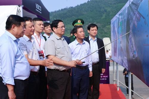 Thủ tướng thị sát cảng Chân Mây, bấm nút khởi công dự án gần 1.700 tỷ đồng