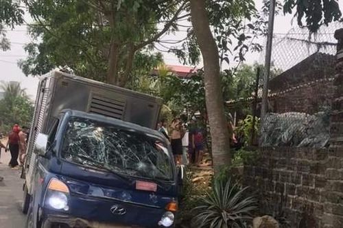 Va chạm ô tô tải, một nữ sinh tử vong