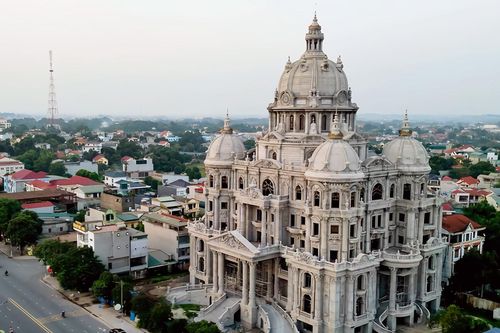 Tòa lâu đài nguy nga trên khu đất 'vàng' của đại gia xăng dầu