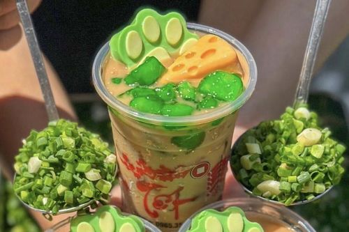 Bị 'ném đá' tơi tả, vì sao quán ở TP.HCM vẫn cố bán món trà sữa hành lá, ớt cay?