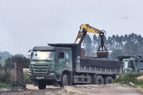 Đoàn xe chở vật liệu 'băm nát' đường đê, cuốn bụi vào khu dân cư ở Bắc Ninh