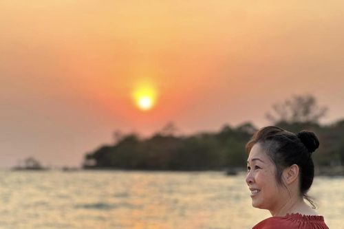 Việt Anh than 'sốc nhiệt' khi đi du lịch, NSND Hồng Vân giản dị trước biển