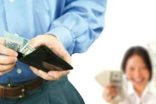 Vợ chồng nên giữ tiền chung hay riêng?