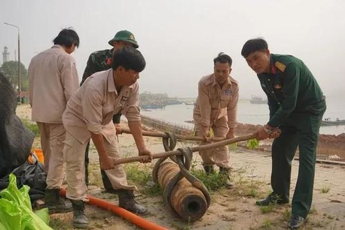 Phát hiện quả bom hơn 200kg khi đào móng xây kè sông