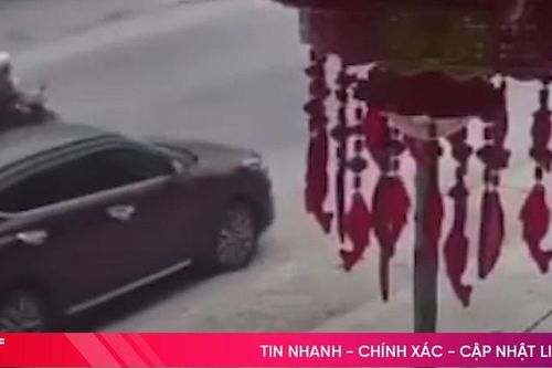 Bất cẩn mở cửa xe ôtô gây tai nạn cho người đi đường