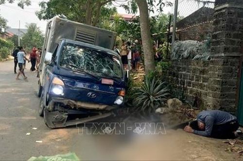 Xe máy va chạm với ô tô tải, hai học sinh thương vong