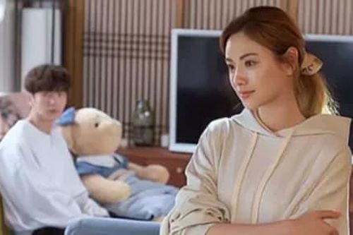 Trước khi chồng tôi mất, anh ấy yêu cầu tôi ở góa 3 năm, sau 3 năm tôi nhận được tin nhắn của ngân hàng, rất may là tôi chưa tái hôn