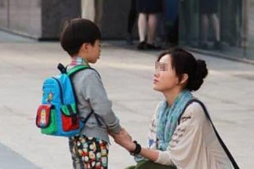 Chồng đã mất cách đây 2 năm, con trai chỉ vào 'bức tượng' và gọi bố trong lúc đi siêu thị, vợ chạy đến kiểm tra và như chết lặng