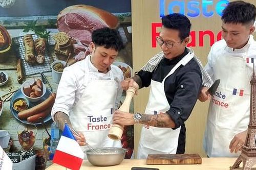 Cuối tuần dạo 'chợ Pháp' tại Hà Nội