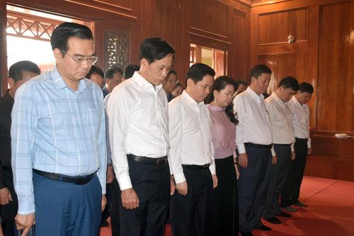 Đảng ủy Khối các Cơ quan Trung ương dâng hương tại Nhà tưởng niệm Đại tướng Võ Nguyên Giáp