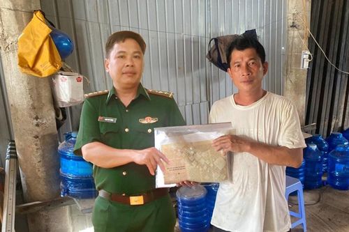 Thượng úy quân nhân chuyên nghiệp trả lại 20 triệu đồng cho người làm rơi