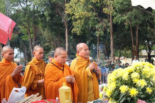 Cầu siêu anh linh liệt sĩ ở nghĩa trang Đức Cơ