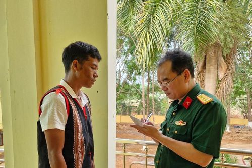 Ksor Mác: 'Bàn tay vàng' khai thác mủ cao su