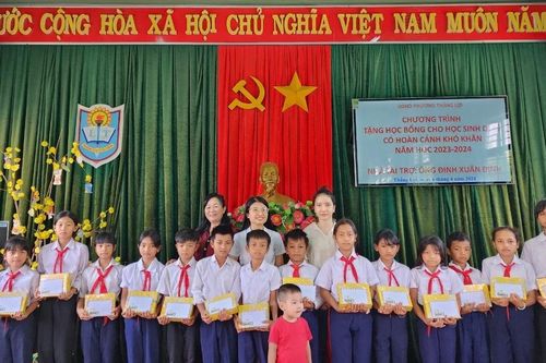 Trao 40 suất học bổng cho học sinh dân tộc thiểu số có hoàn cảnh khó khăn