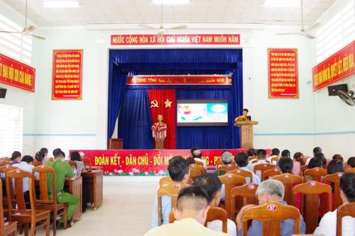 Tuyên truyền biển, đảo cho hơn 200 cán bộ, đảng viên xã Vạn Hưng