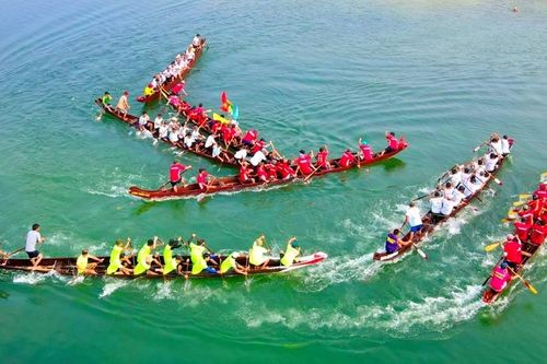 Tưng bừng giải đua trải tại hồ Khe Lời