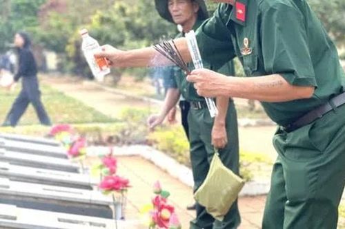 Gia Lai: Cầu siêu, tưởng niệm các anh hùng liệt sĩ ở nghĩa trang Đức Cơ