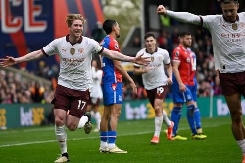 Lội ngược dòng trước Crystal Palace, Man City áp sát ngôi đầu bảng