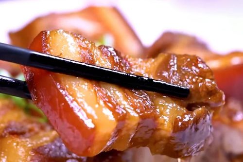 Để thịt kho tàu mềm ngon đậm vị, khi nấu nên đóng hay mở vung?