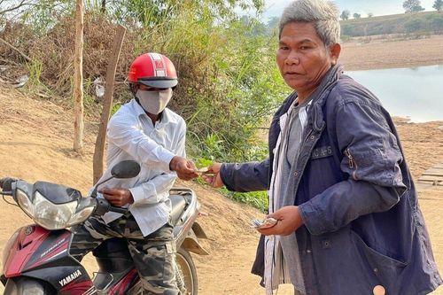Sợ dân làng lội sông nguy hiểm, ông lão dành 10 năm làm cầu