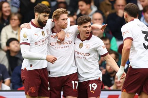 De Bruyne lập cú đúp, Man City quyết liệt bám đuổi Liverpool