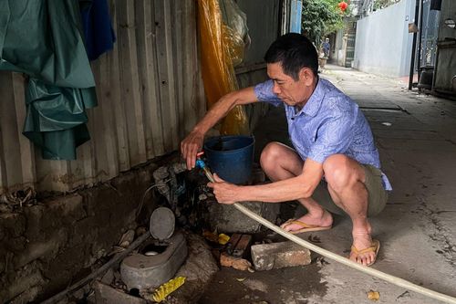 Chỉ được cấp nước buổi sáng, dân Hà Nội không dám tắm giặt, canh từng giờ bơm