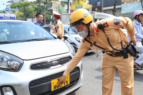 Xử lý nghiêm hành vi điều khiển xe gắn biển số không rõ chữ, số