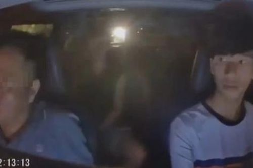 Chê xe taxi nóng, khách hành hung tài xế?