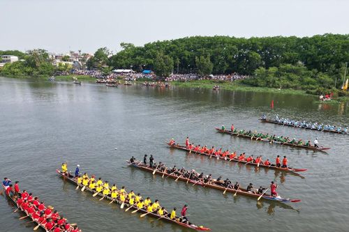 Cận cảnh các tay chèo 'lướt sóng' trên sông Tam Kỳ