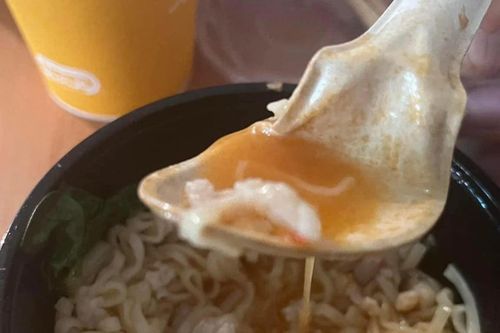 Chiếc thìa gây bão mạng