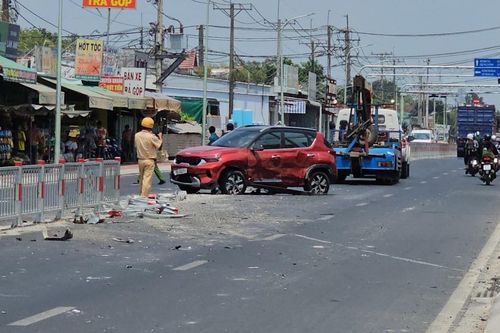 Tai nạn giao thông mới nhất 7/4/2024: xe tải nổ lốp gây tai nạn liên hoàn