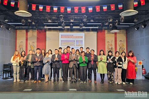 Thanh niên, sinh viên Việt Nam tại Pháp gây quỹ vì biển đảo quê hương