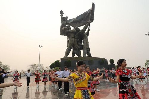 2.200 học sinh, sinh viên Điện Biên trình diễn các bài dân vũ, điệu nhảy đường phố